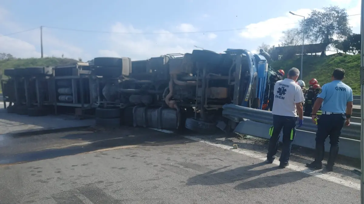 Imagem de contexto do artigo Condutor de camião em estado grave após despiste em Albergaria-a-Velha