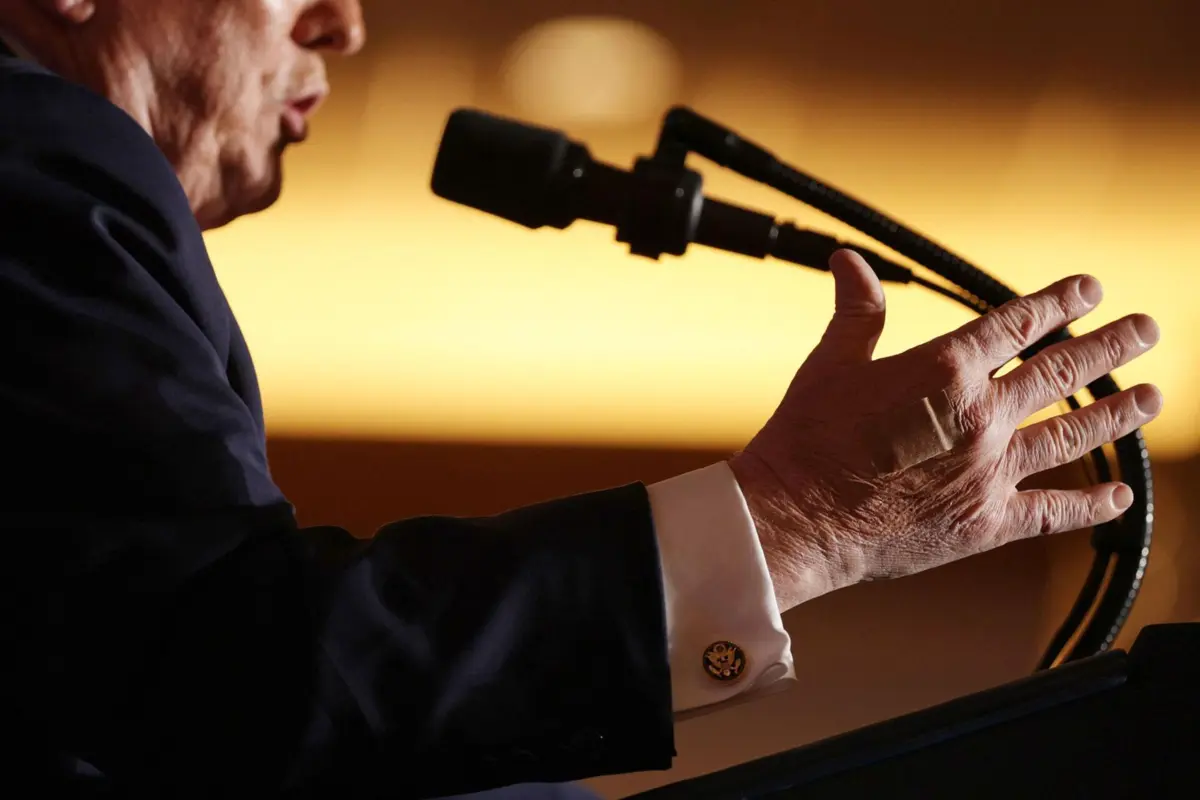 Imagem de contexto do artigo Casa Branca culpa excesso de apertos de mão por curativos de Trump