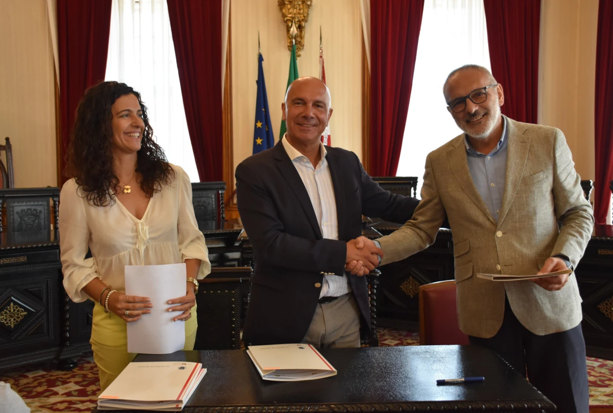 Antonio de Sousa (ao centro) durante a cerimónia de assinatura de protocolos