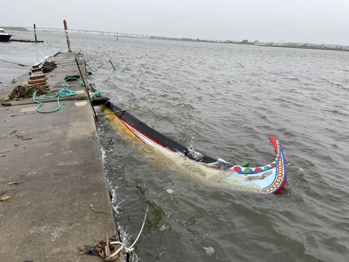 Imagem de contexto do artigo Mau tempo afundou moliceiro no Clube de Vela da Costa Nova