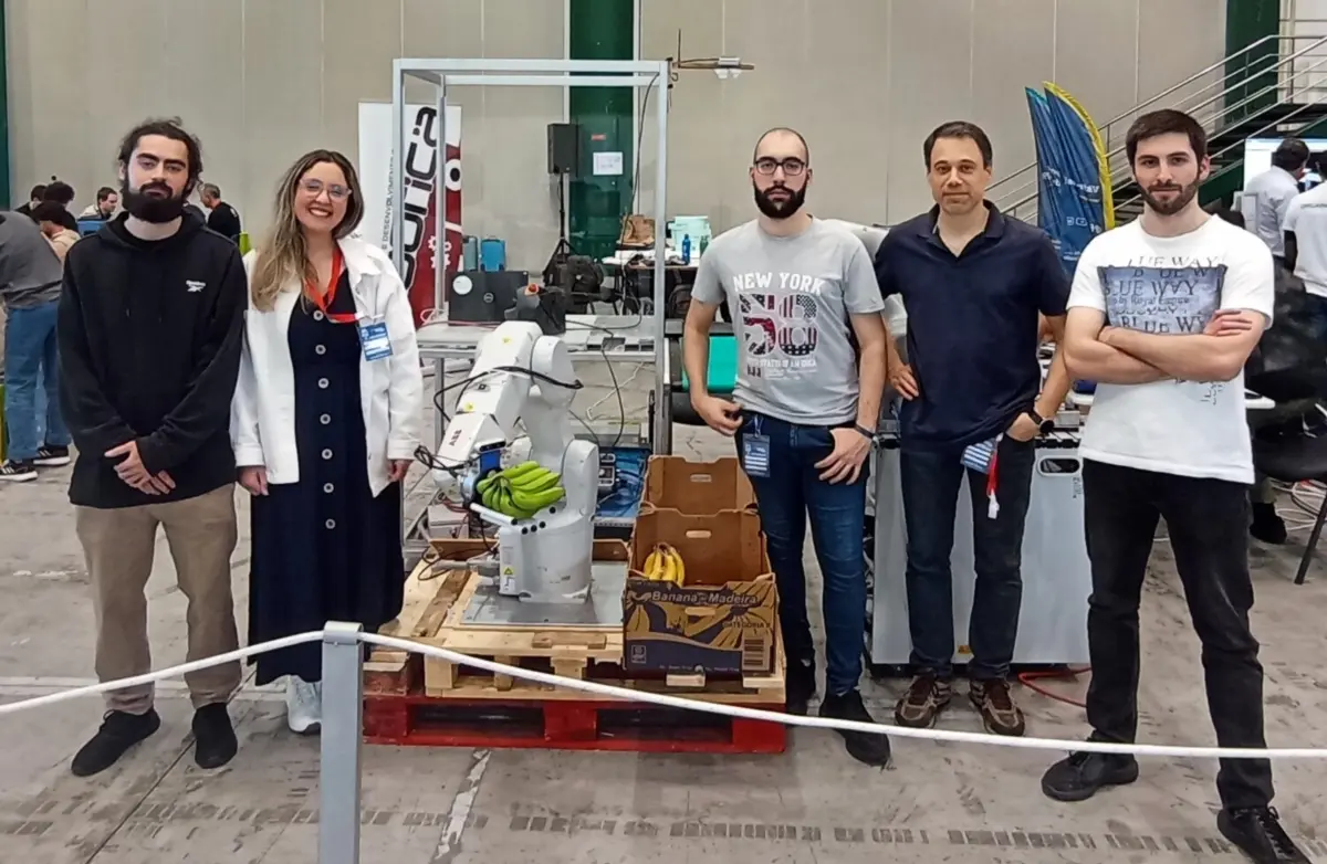 A equipa do Politécnico com o robô