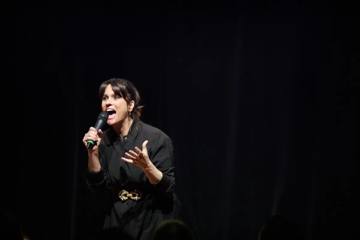 Humorista nascida em Israel transporta para o palco as vivências do quotidiano