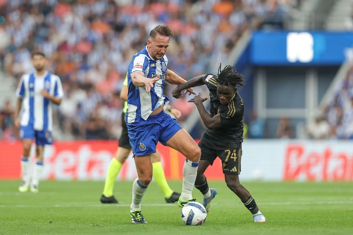 De Jong foi titular na vitória ante o Casa Pia