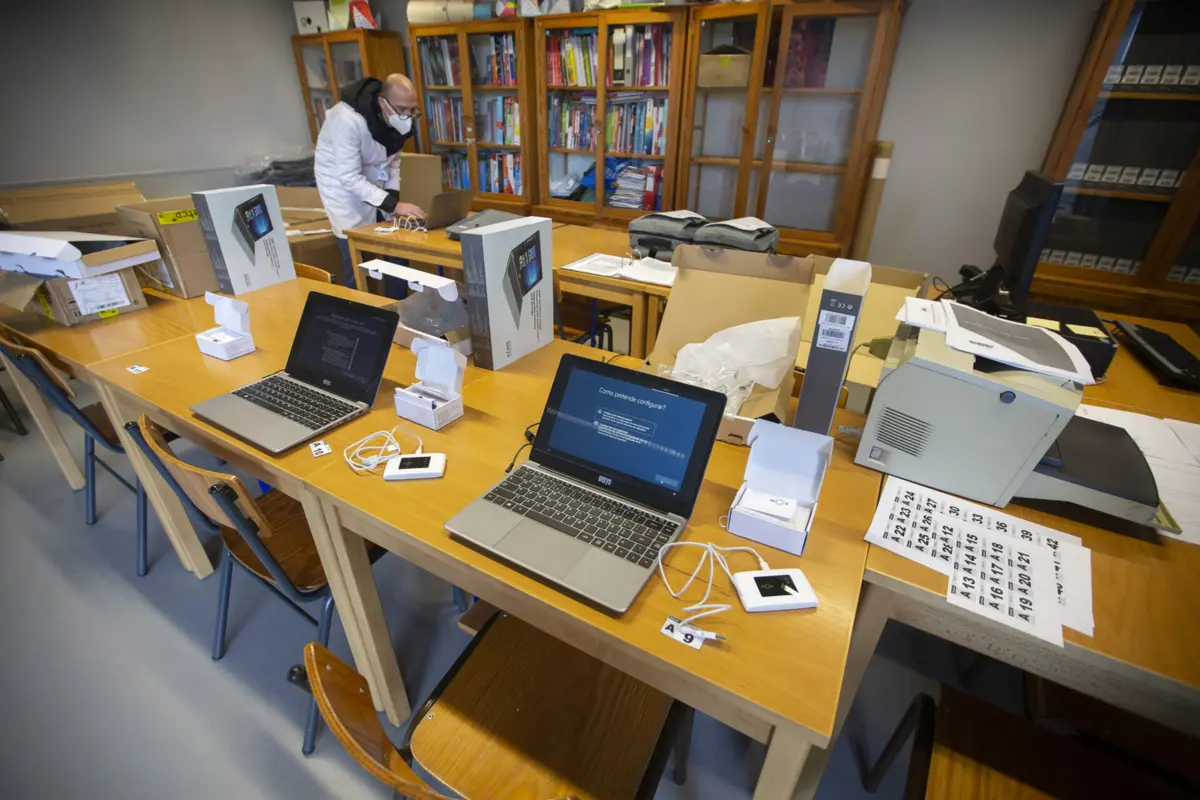 Há muitos alunos que não receberam os computadores do Kit Escola Digital