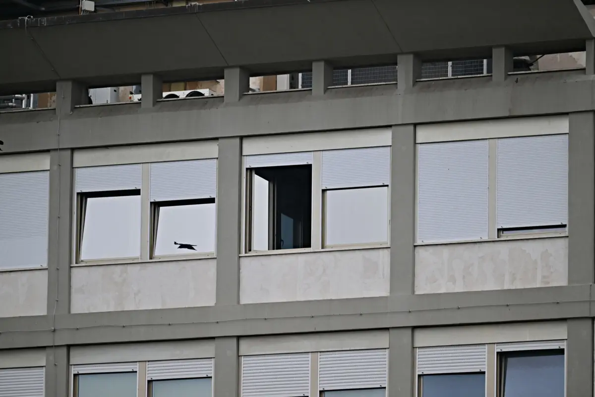 As janelas dos aposentos do Papa, no hospital Gemelli