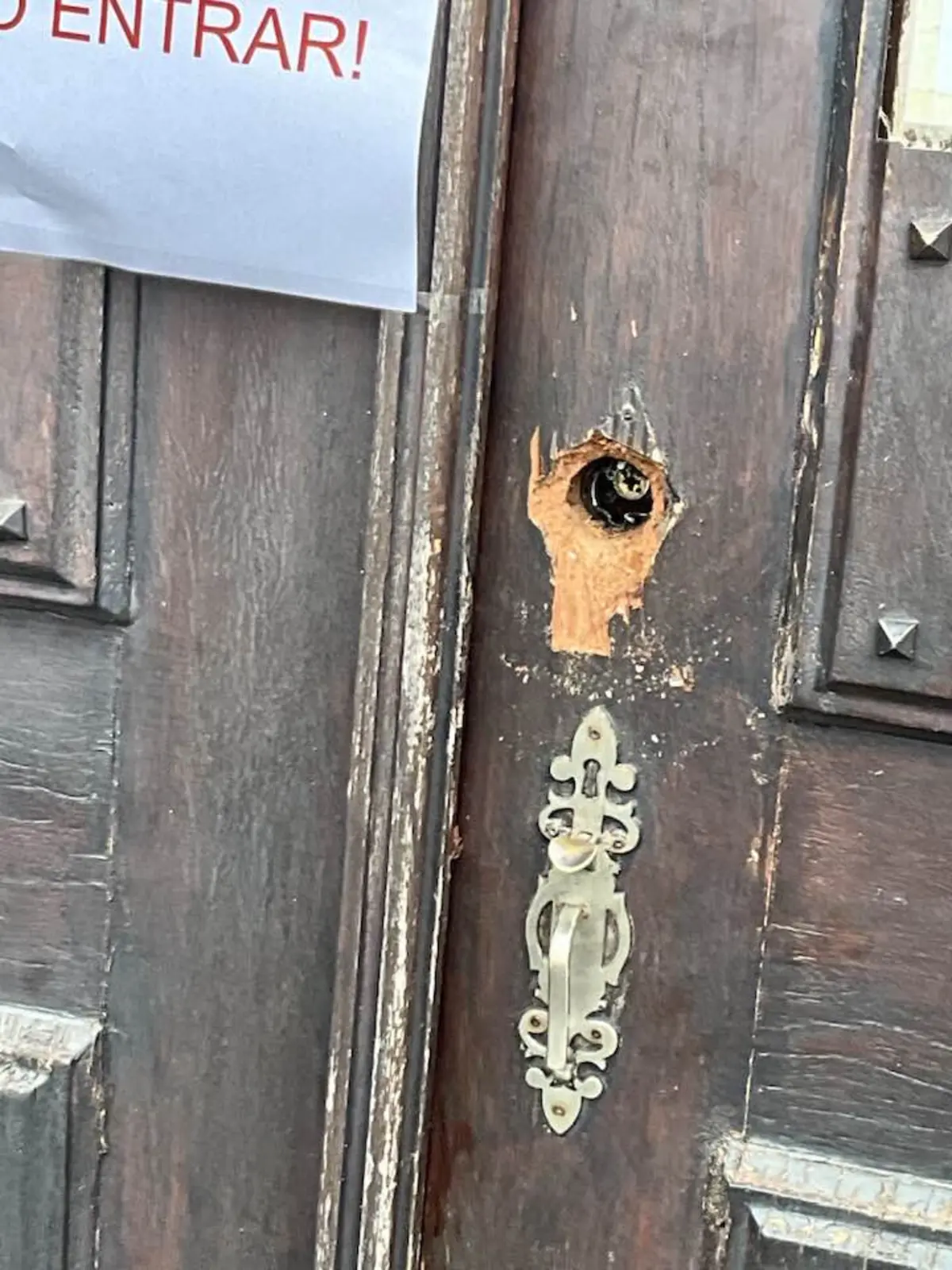 O pároco Júlio Grangeia relatou estragos nas portas principais, fechaduras e no interior das sacristias