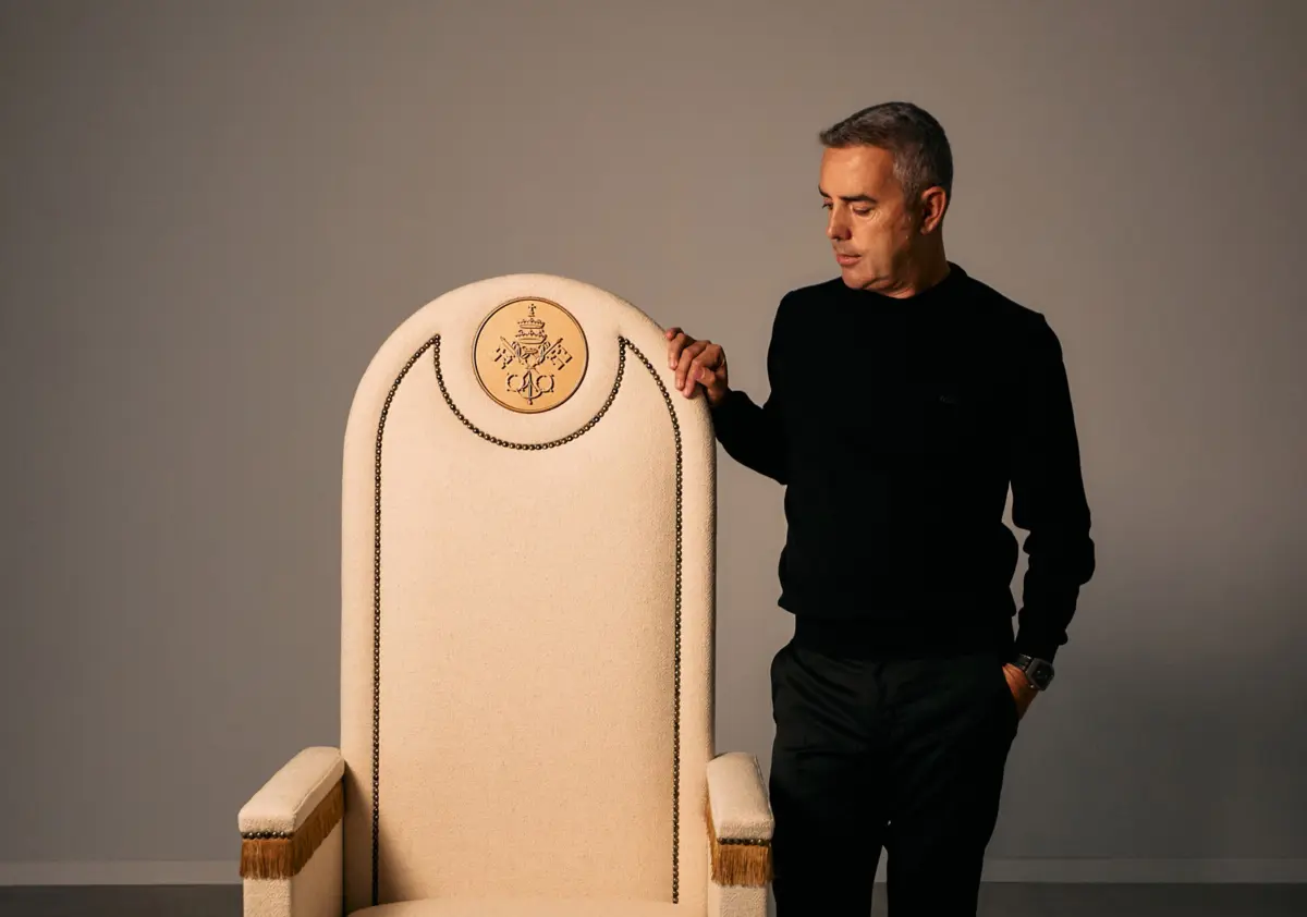 Imagem de contexto do artigo Papa Francisco senta-se em cadeirão criado em Paredes na visita a Timor-Leste