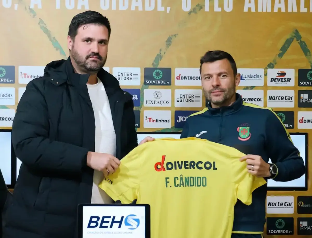 Filipe Cândido (direita) ao lado do presidente dos pacenses Rui Abreu (esquerda)