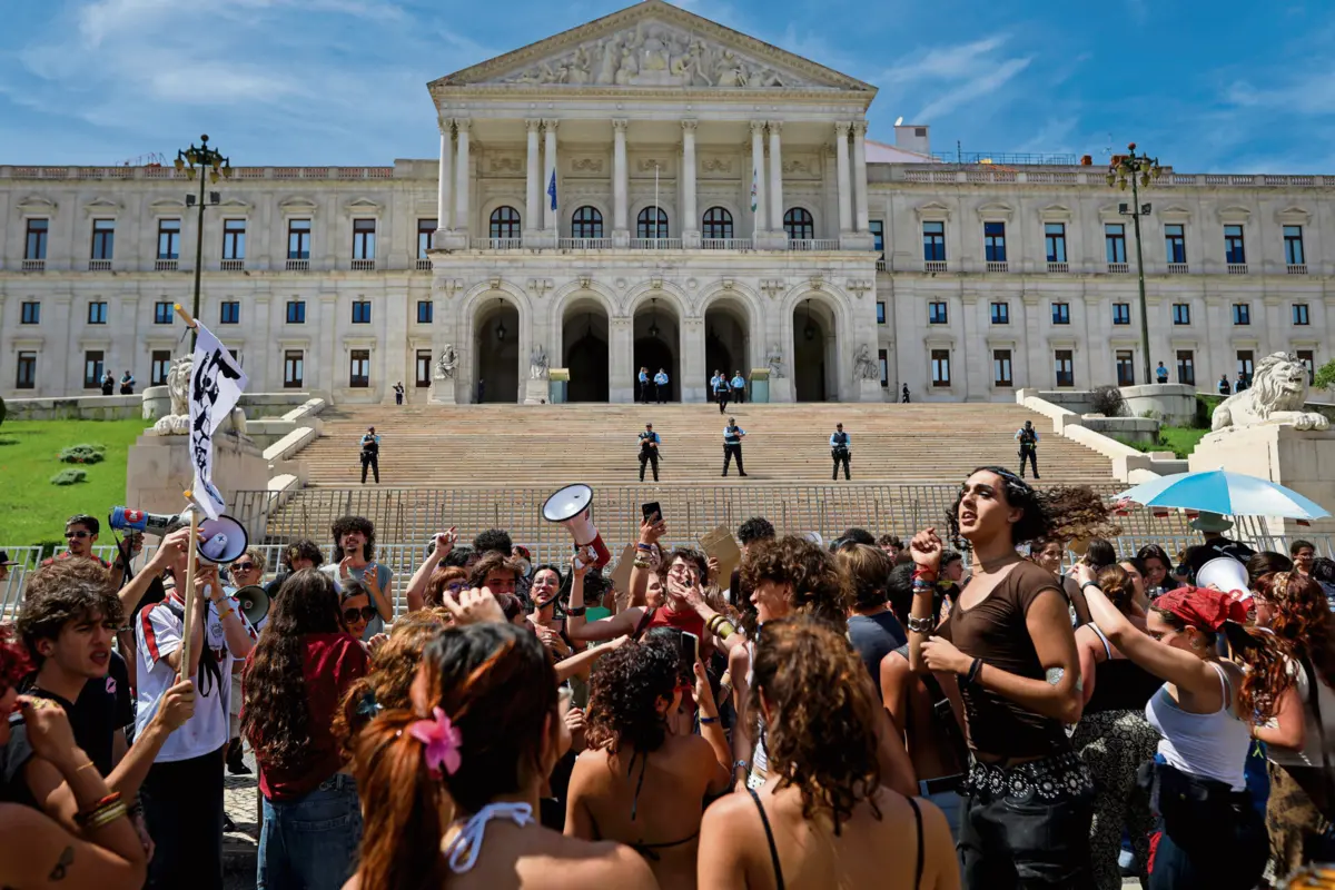 Estudantes manifestaram-se pelo fim ao fóssil em frente à Assembleia da República, em maio