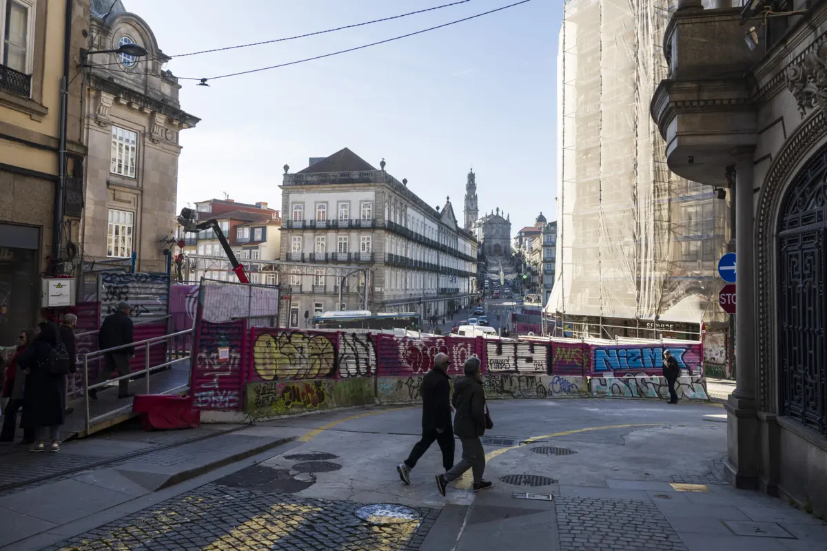 Empresários dizem que sofreram bastante. Tapume mantém-se, mas agora os carros já podem passar para Sá da Bandeira