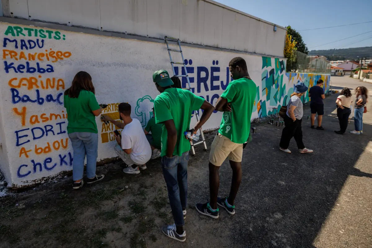 Mural com assinaturas foi pintado esta semana num antigo infantário