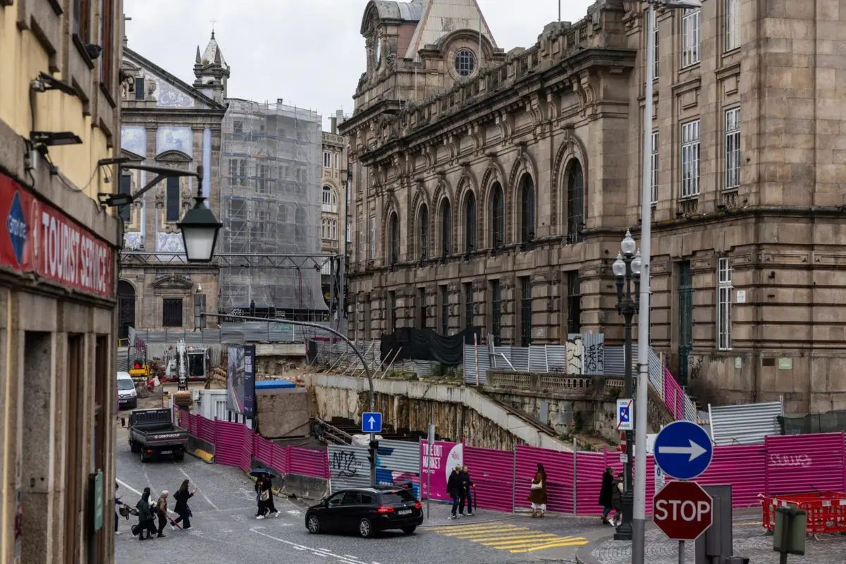 Trânsito na Praça Almeida Garret, em obras, foi cortado