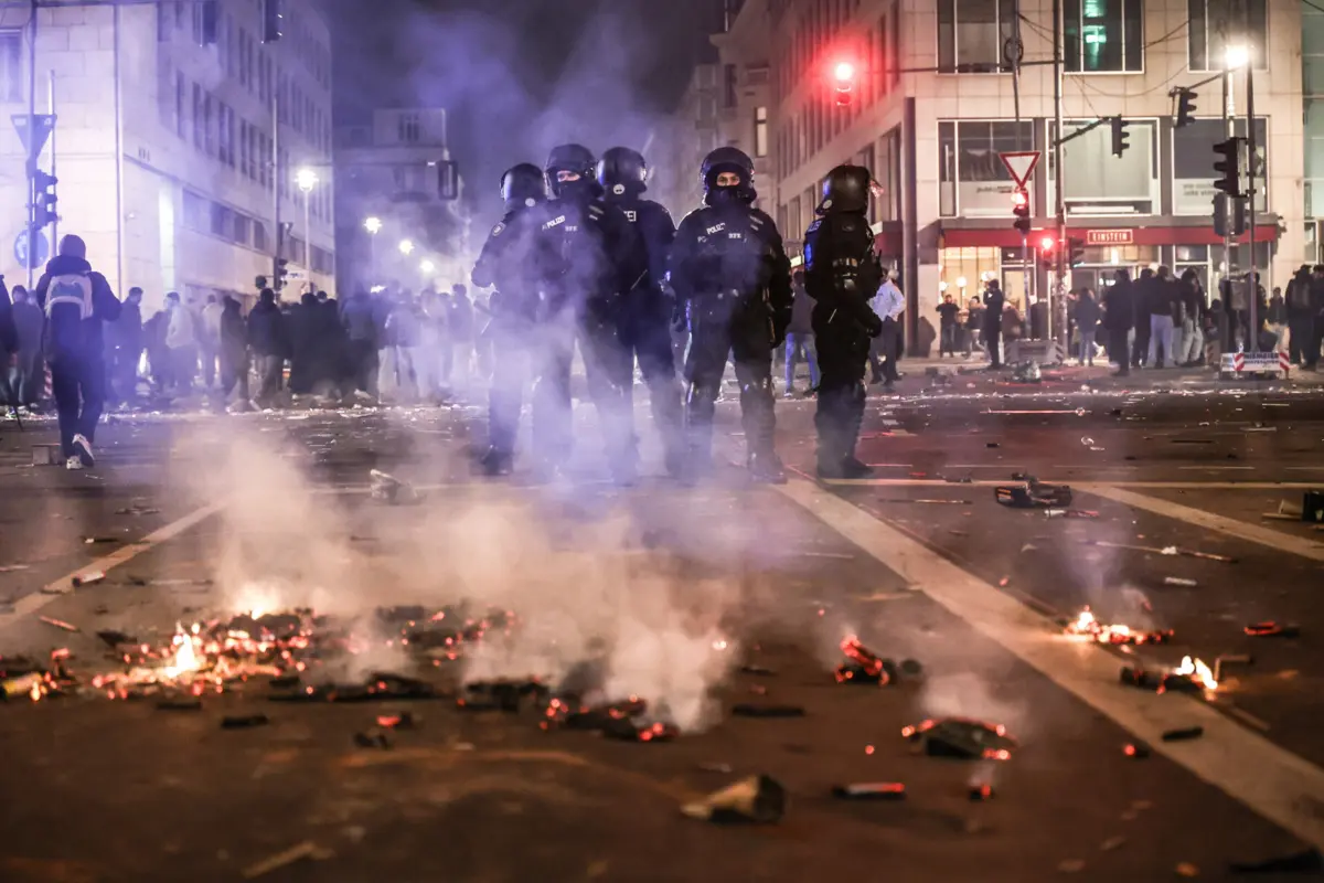 Em Berlim, 30 polícias e um bombeiro ficaram feridos em confrontos durante as celebrações de Ano Novo