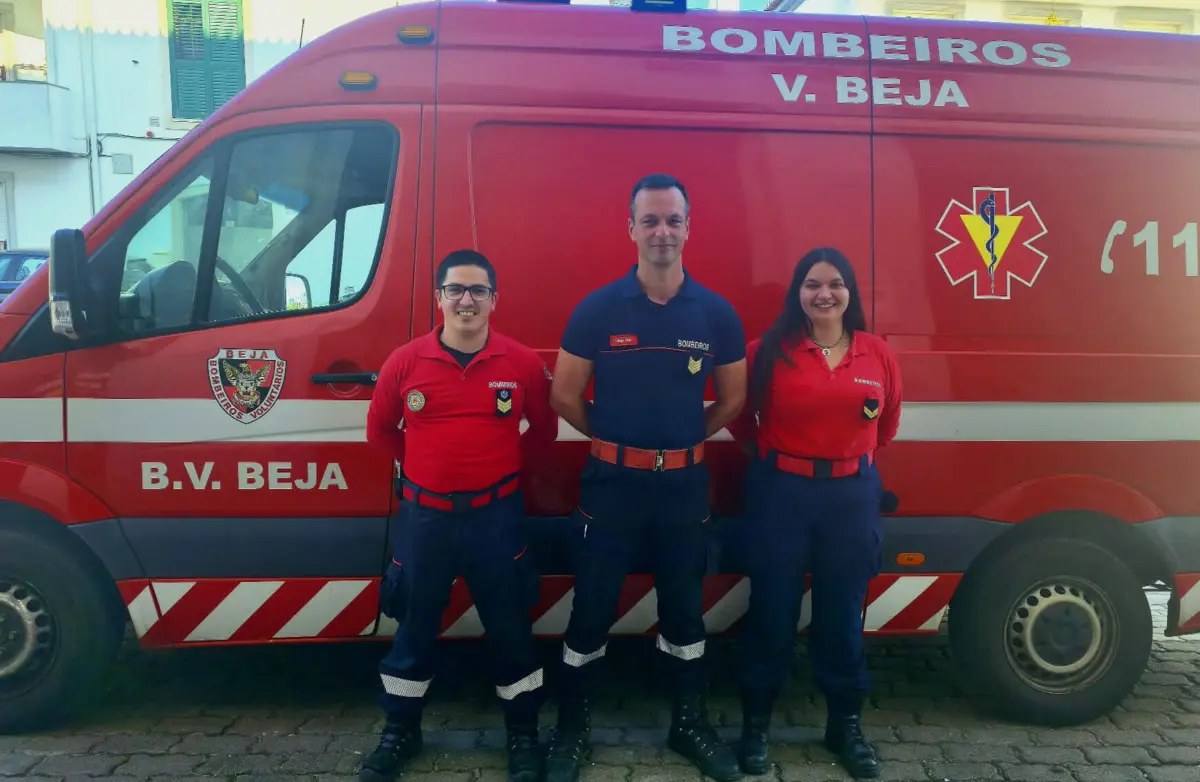 Equipa dos Bombeiros Voluntários de Beja que auxiliou a parturiente