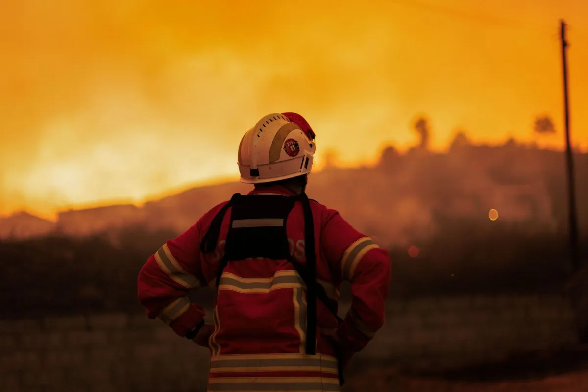 Às 21.30 horas estavam a combater as chamas 130 operacionais
