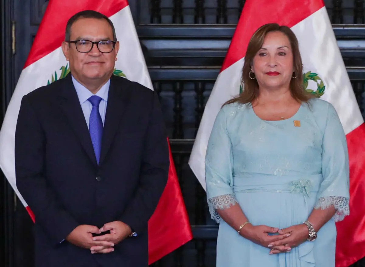 A presidente do Peru, Dina Boluarte, acompanhada do primeiro-ministro Alberto Otarola