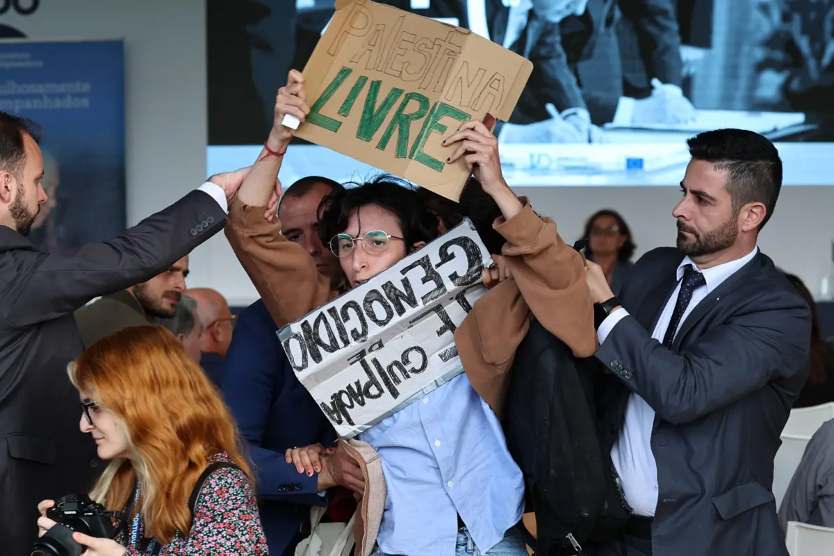 O protesto não interrompeu a conferência