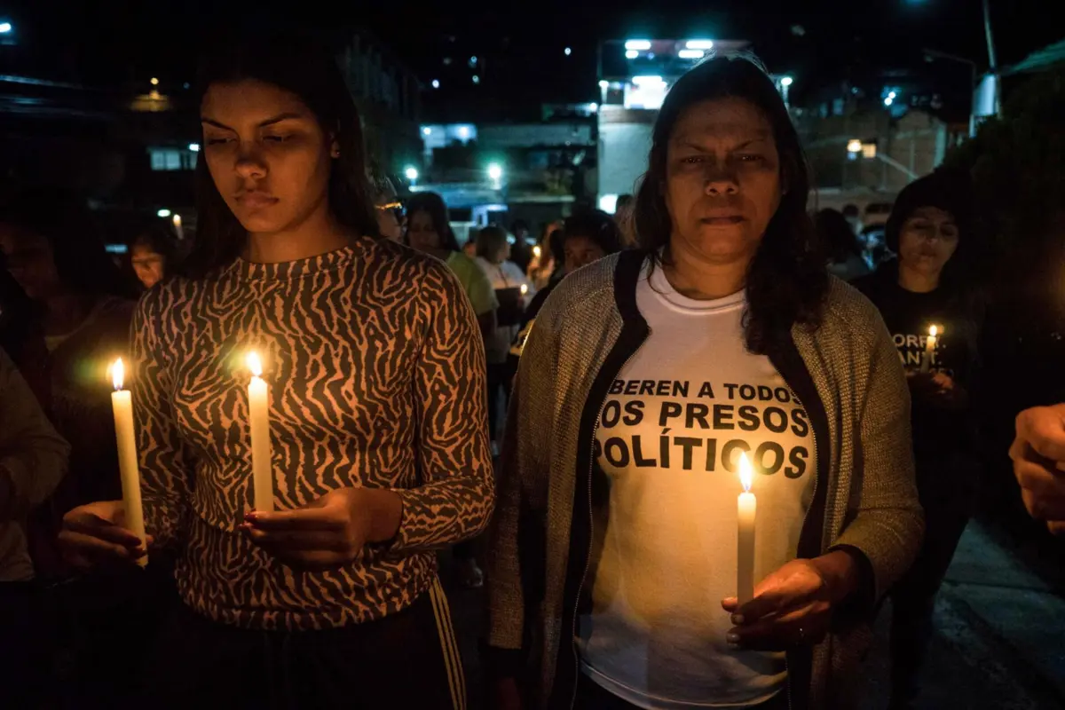 Familiares de presos políticos fazem vigília em frente à prisão Rodeo I em Zamora, no estado venezuelano de Miranda.