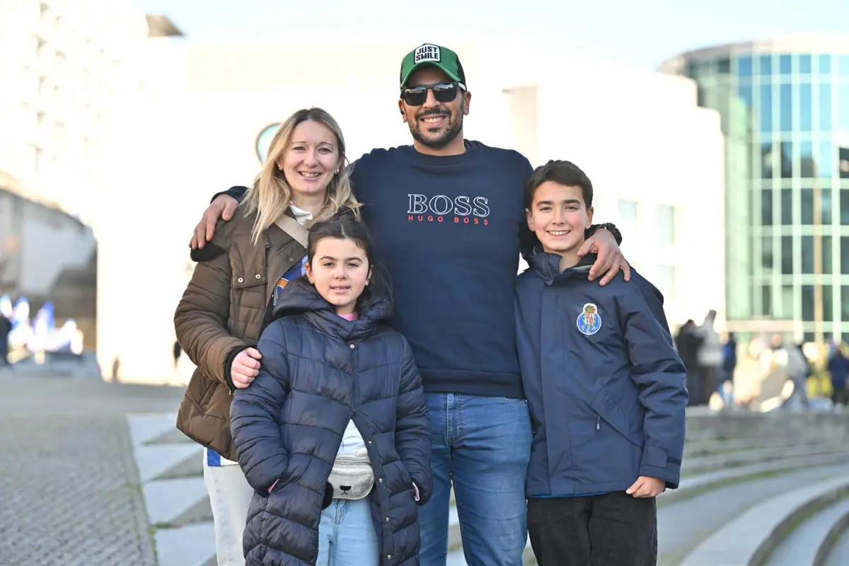 Francisco, o pai, acompanhado pela família, que resistiu ao frio com muito entusiasmo