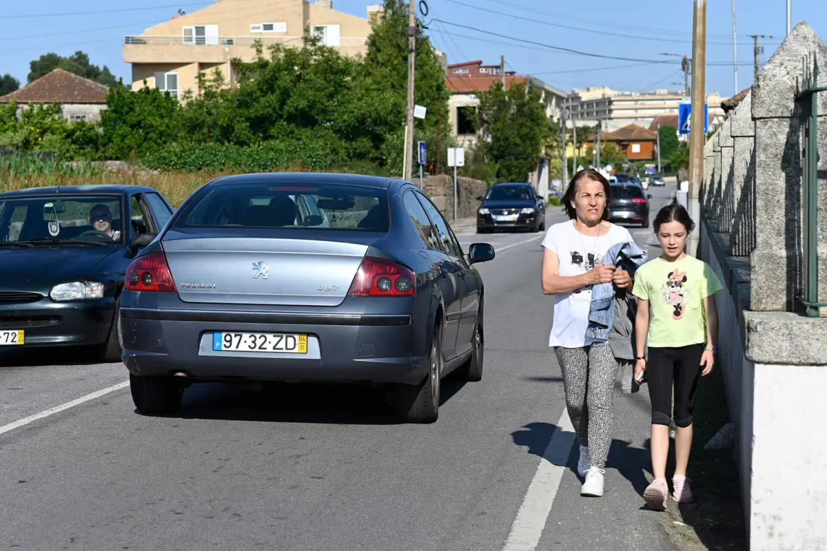 Moradores fazem percurso ao lado dos carros