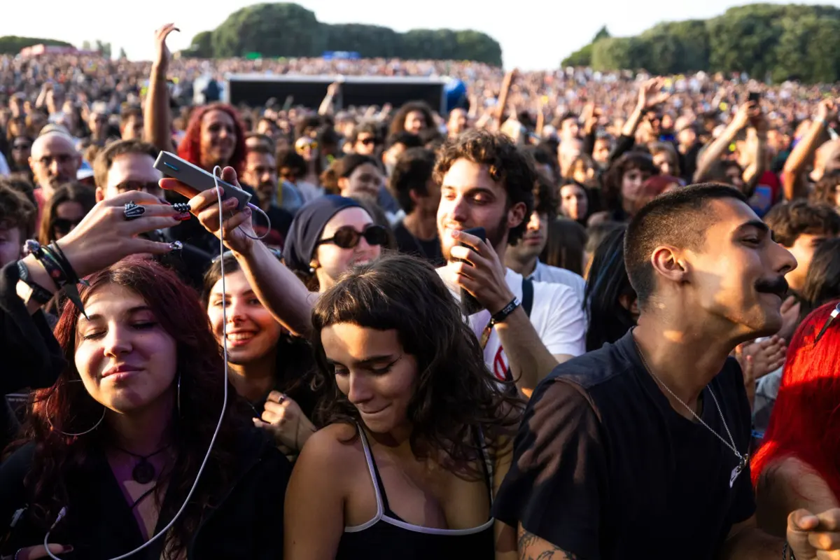 Imagem de contexto do artigo O segundo dia de Primavera Sound: da calma de Kiwanuka à urgência de A Garota Não