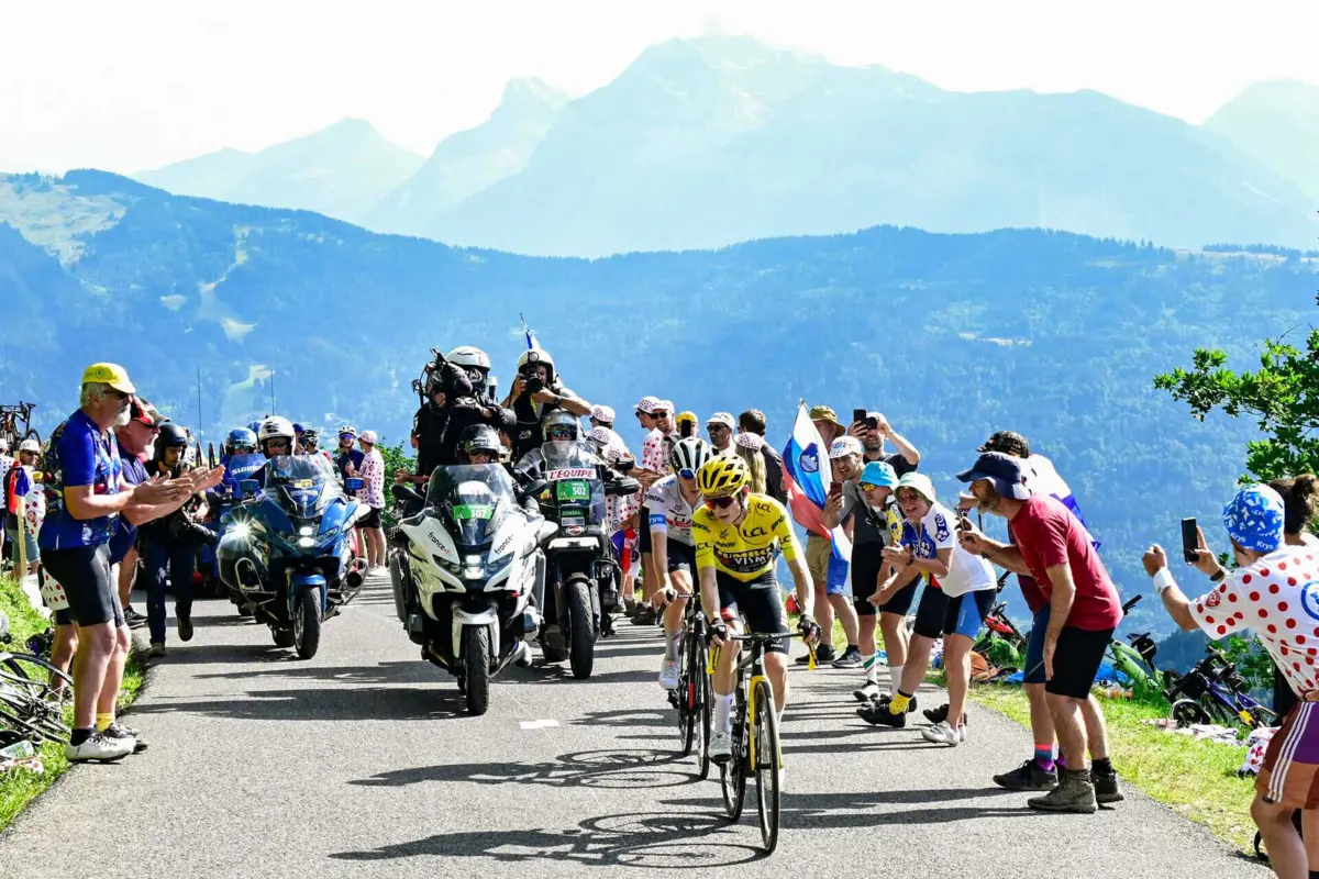 Vingegaard conseguiu surpreender Pogacar e bonificar na última montanha, acabando por ganhar um segundo ao esloveno
