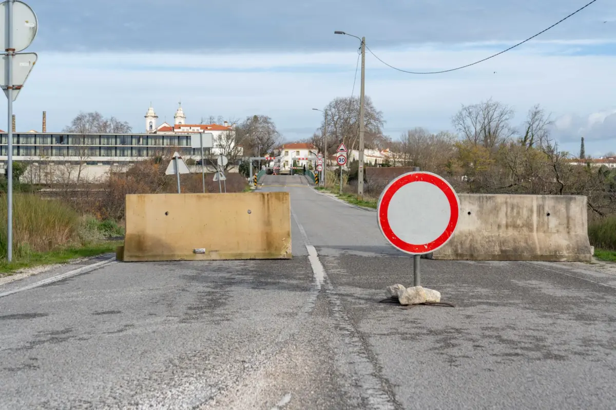 Ponte que dá acesso à fábrica e ao hotel Montebelo Vista Alegre encontra-se encerrada