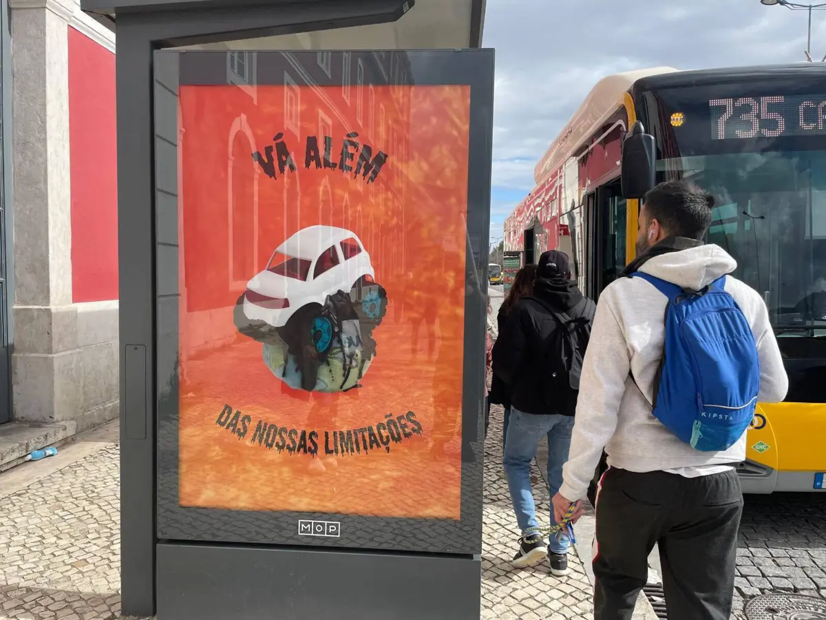 Climáximo substituiu anúncios por obras de arte para contestar publicidade aos automóveis