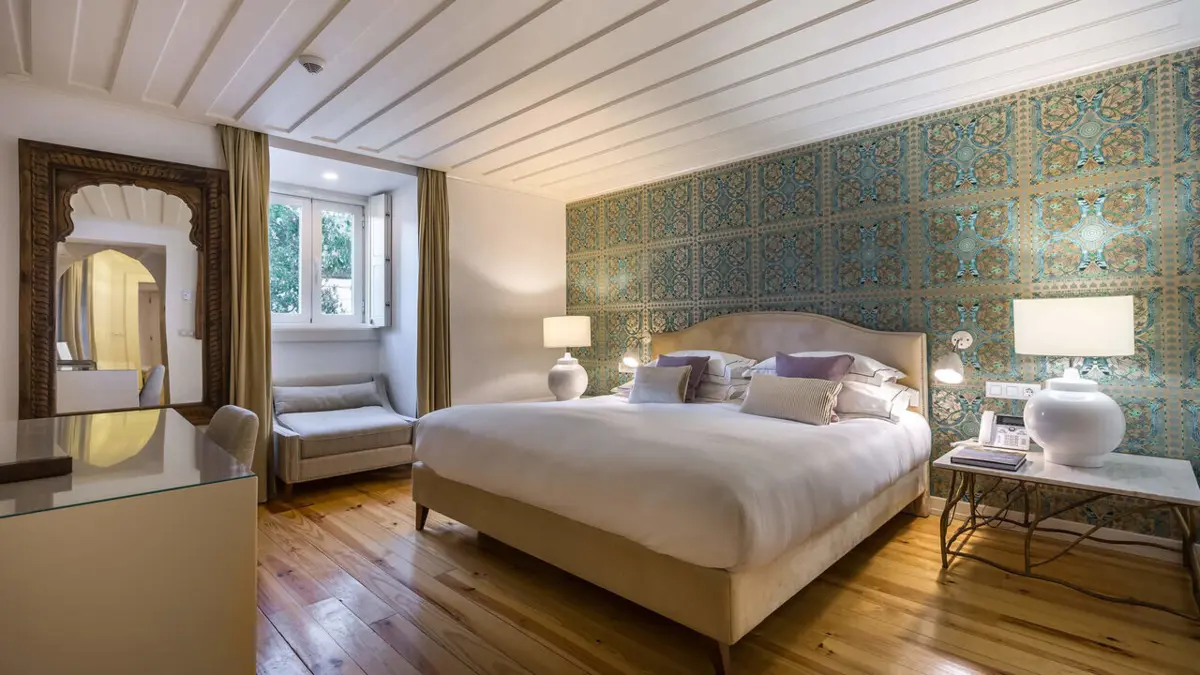 Instalado num edifício histórico do século XV, o Santiago de Alfama Boutique Hotel distingue-se pela exclusividade