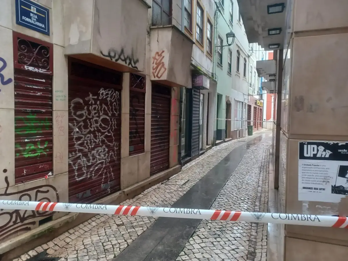 Derrocada deixou 14 pessoas desalojadas, incluindo três crianças