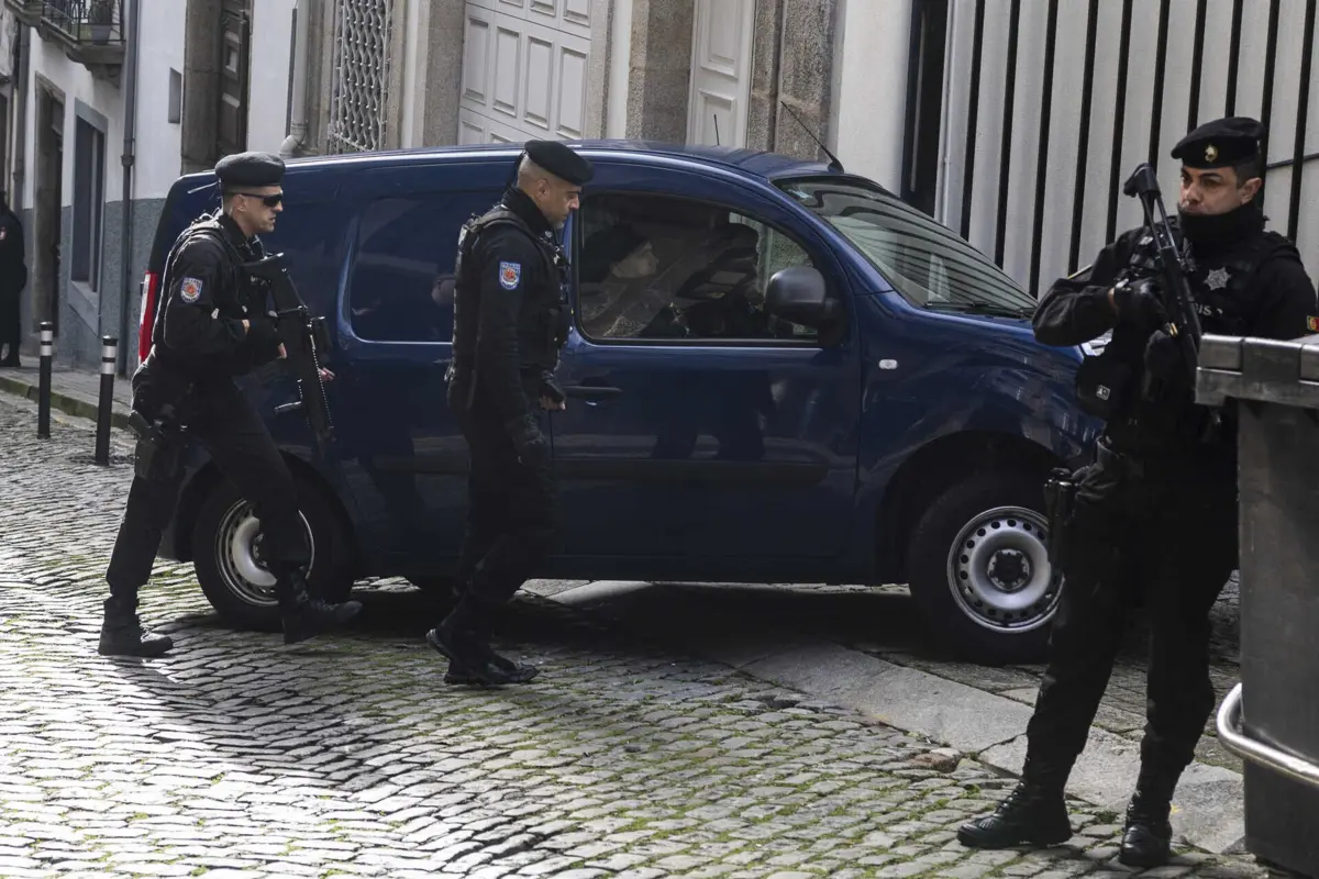 Chegada de Fernando Madureira ao Tribunal de São João Novo, sob forte dispositivo de segurança da PSP e dos guardas prisionais