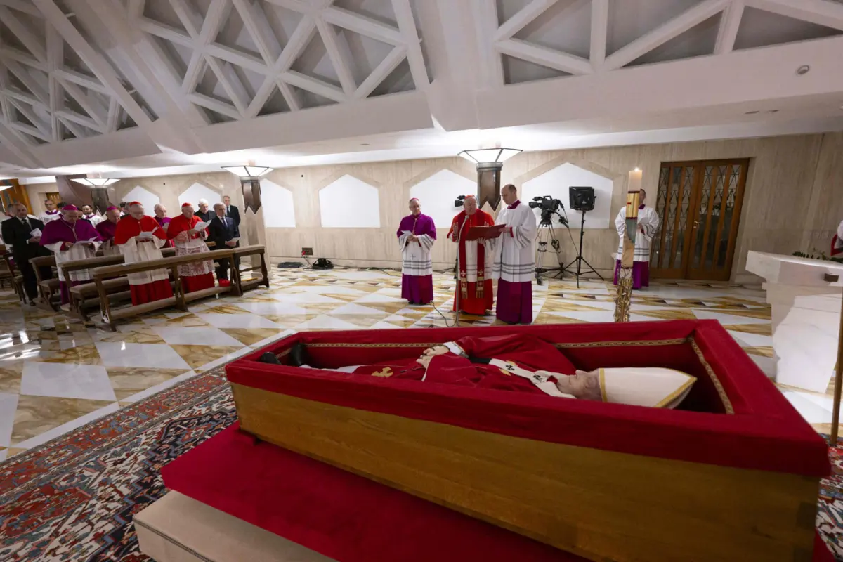 Corpo do Papa Francisco na capela da residência de Santa Marta