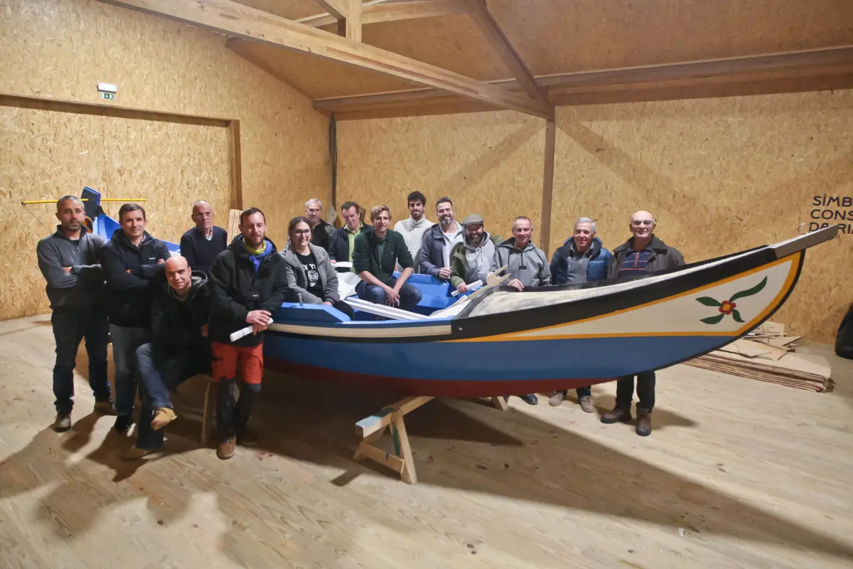 Alunos construíram bateira de raiz, com auxílio do mestre Arménio Almeida (terceiro a contar da esquerda).