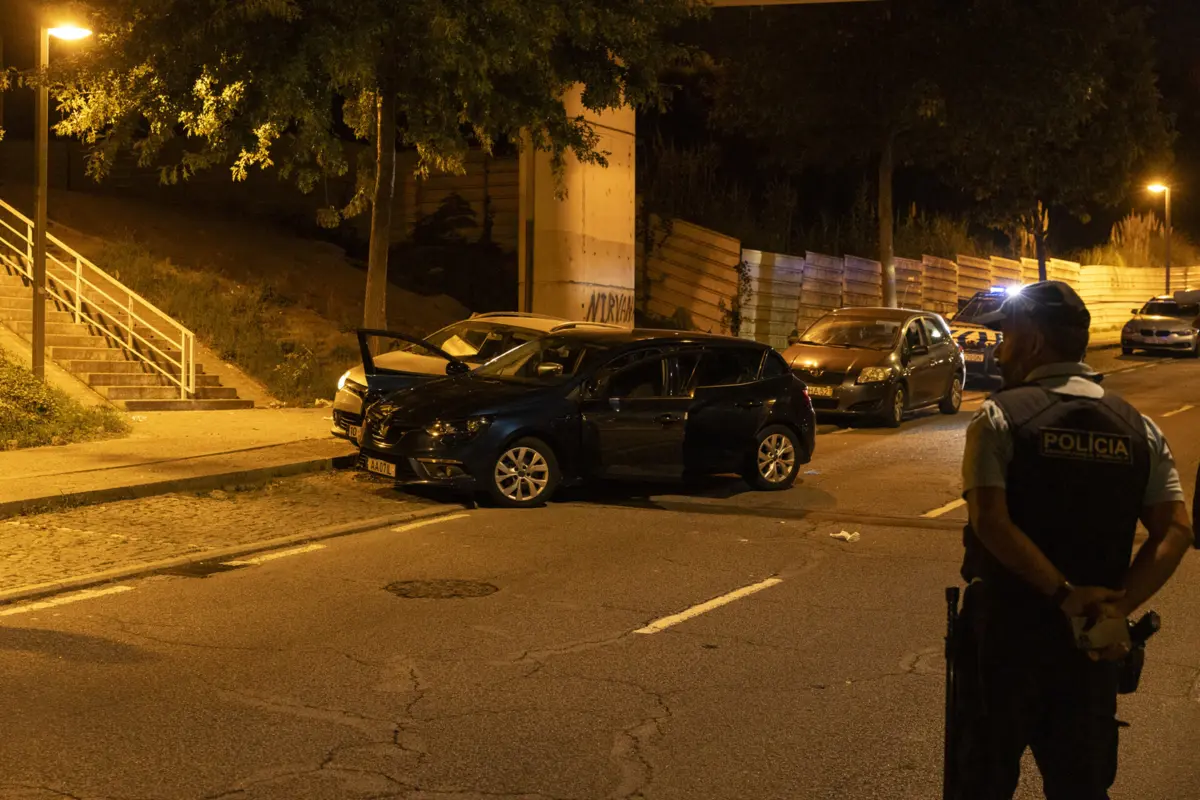 Viaturas da Polícia e dos fugitivos ficaram imobilizadas na Alameda de Cartes