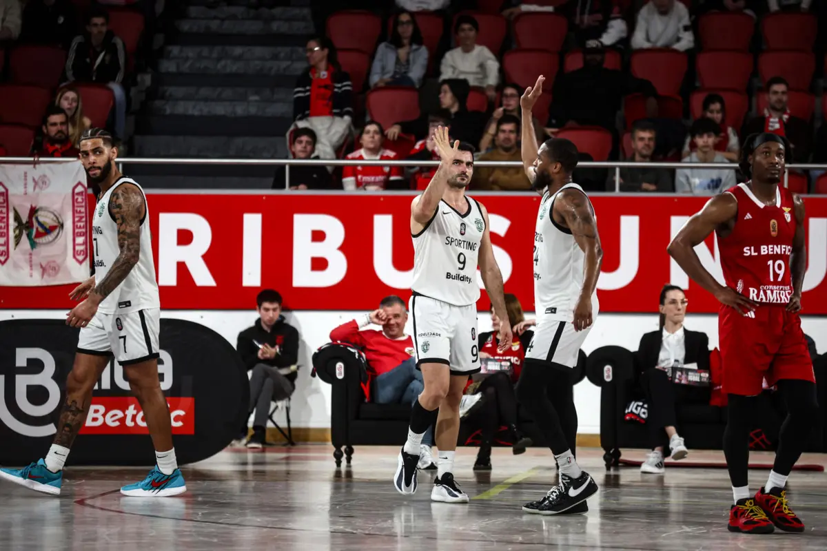 Leões colocam-se a um ponto das águias
