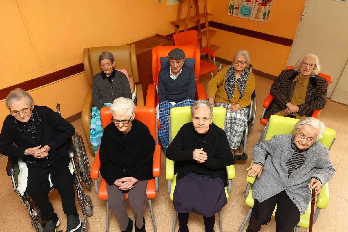 Oito dos 14 centenários, entre os quais Palmira (a primeira da esquerda, atrás), Luísa Carmona (a primeira da direita, à frente) e Luísa Esteves (a terceira da esquerda, atrás), falaram ao JN