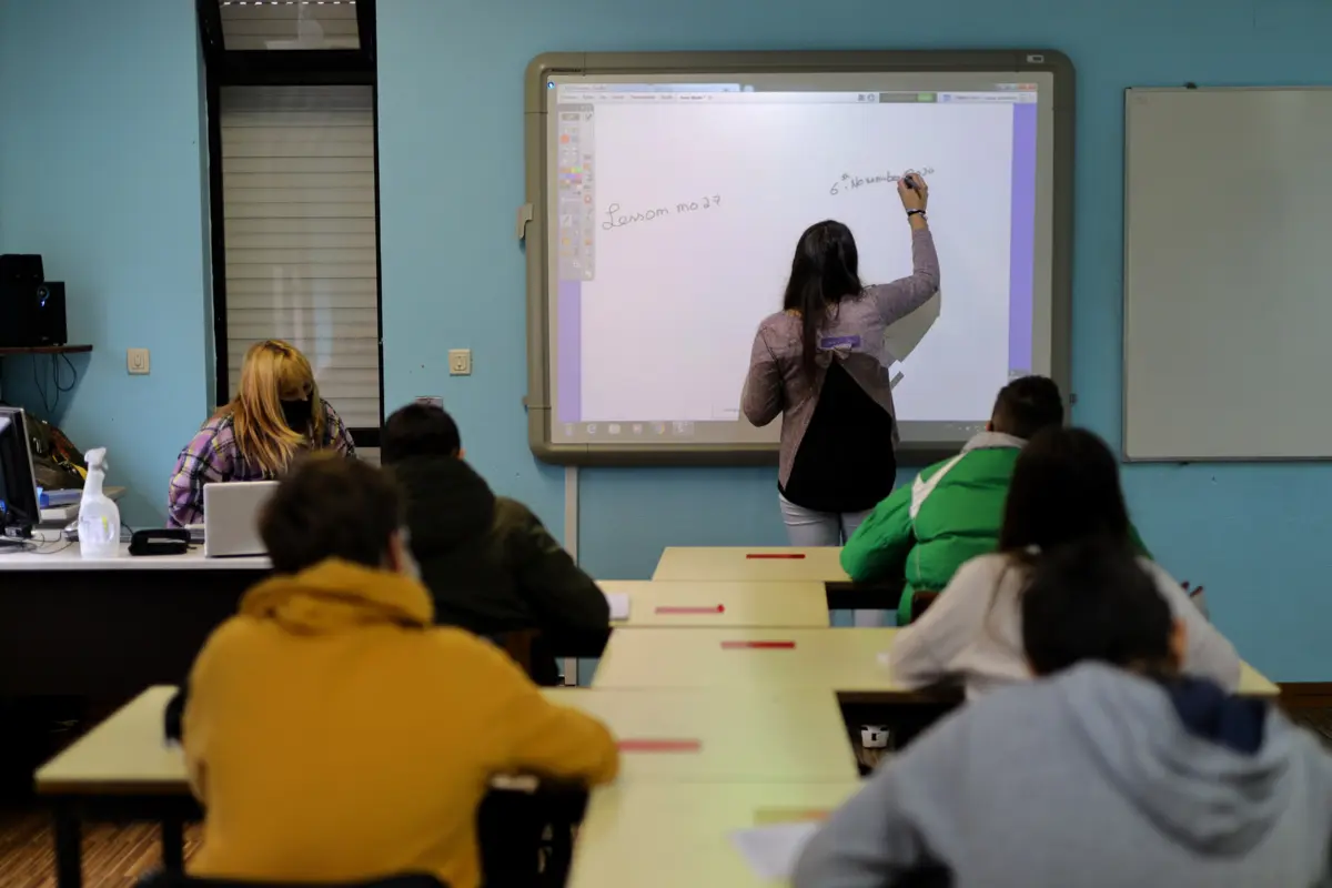 Entrada de professores estrangeiros na docência é condicionada pelas equivalências necessárias dos mestrados