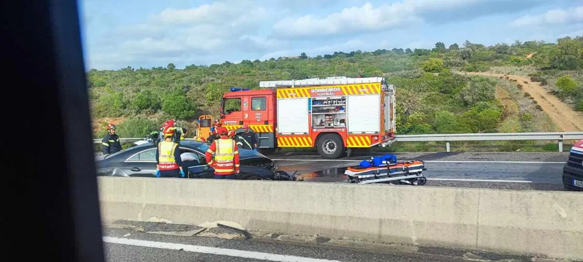 Da colisão resultaram ainda dois feridos graves