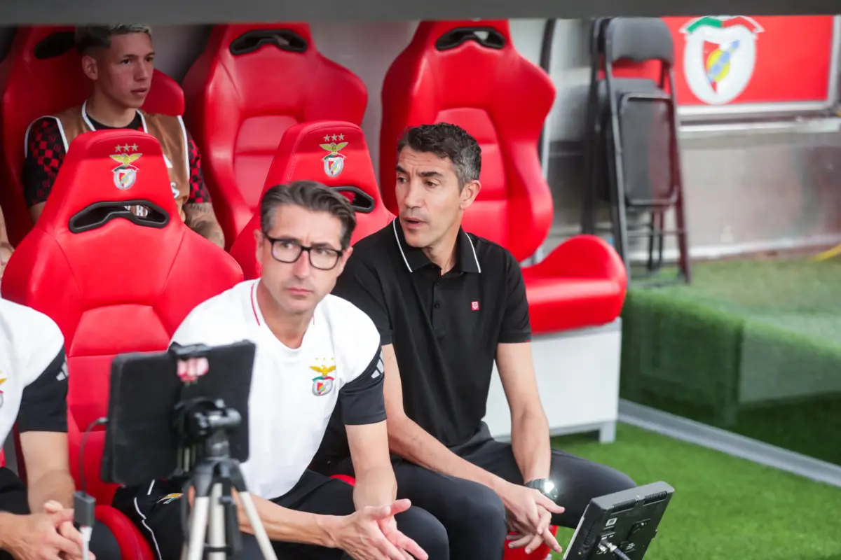 Luís Nascimento ao lado de Bruno Lage no banco de suplentes