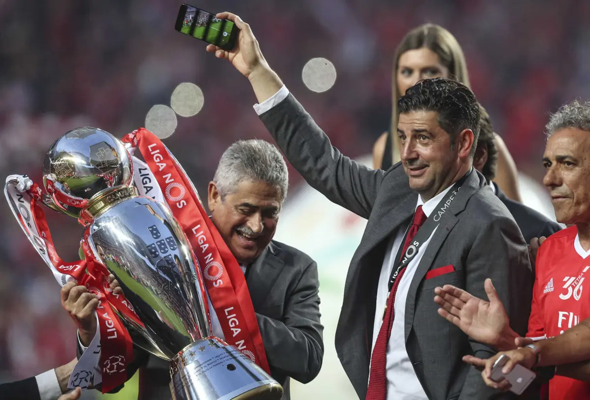 Luís Filipe Vieira e Rui Vitória festejaram "tetracampeonato" na época 2016-17