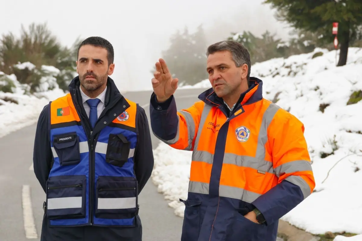 O presidente da Câmara de Vieira do Minho, Filipe de Oliveira, (esquerda) e o coordenador da Proteção Civil (direita)