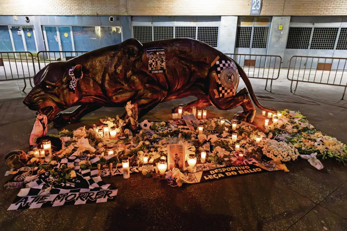 Velas e cachecóis depositados no Bessa em memória da criança de sete anos