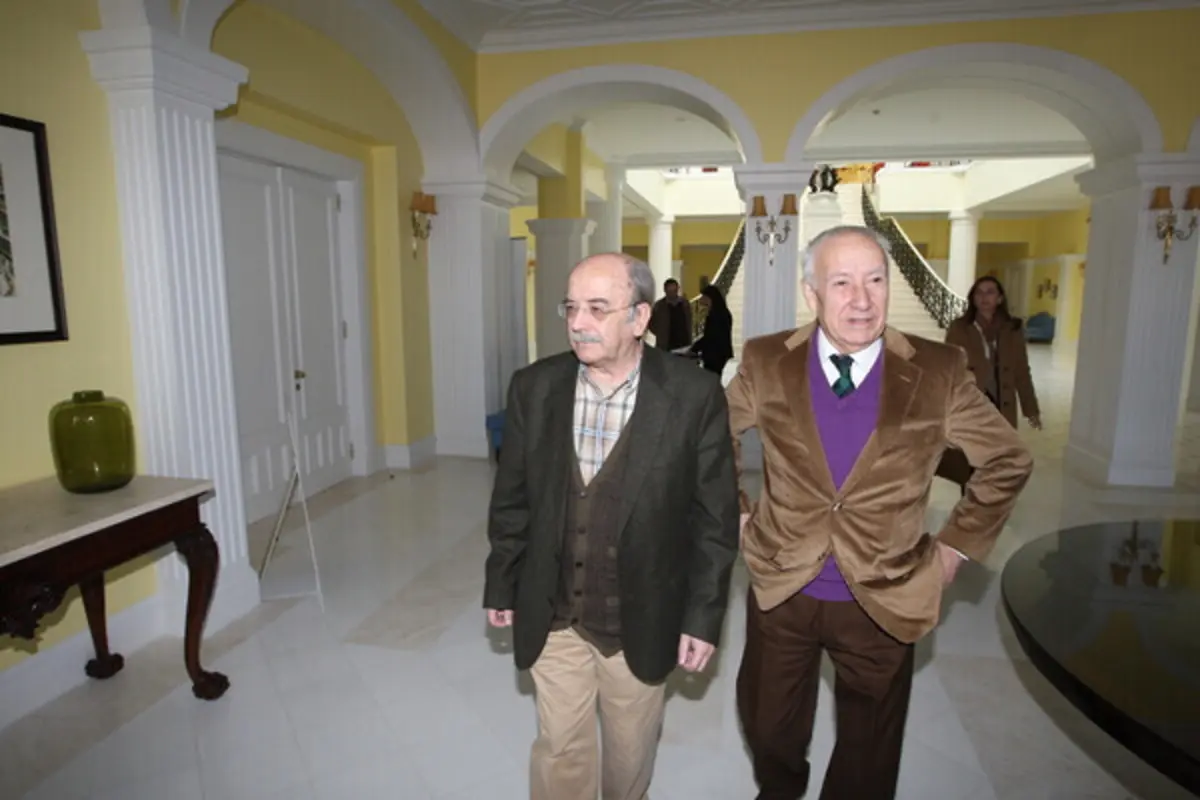 Manuel António Pina e Germano Silva (direita) durante uma reunião do Conselho Editorial do "Jornal de Notícias", em janeiro de 2012