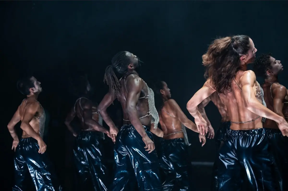 "F*cking future": uma coreografia com uma urgência desesperada