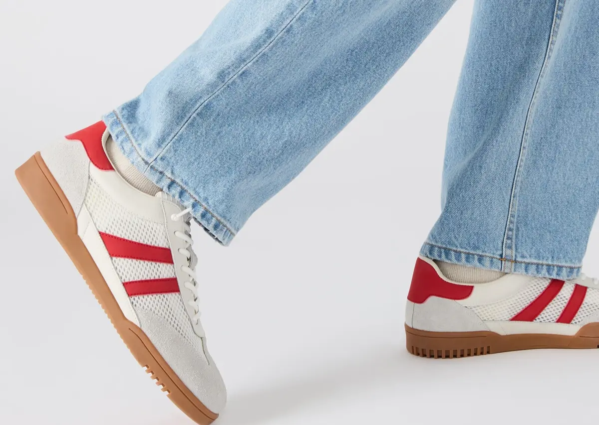 Imagem dos ténis da Steve Madden que a Adidas alega poderem mimetizar as riscas dos ténis. Caso segue agora em tribunal