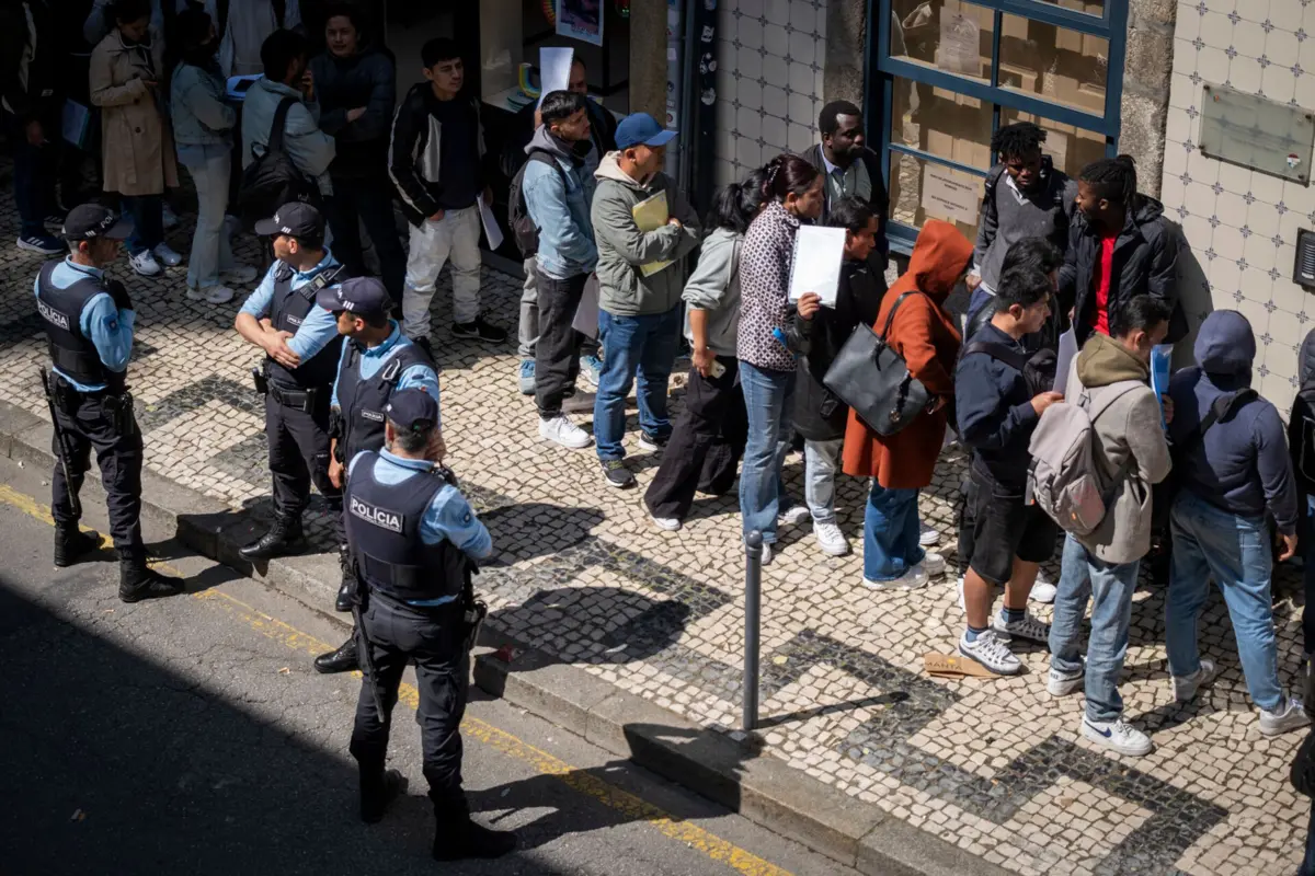 Dezenas de pessoas à porta da AIMA, no Porto