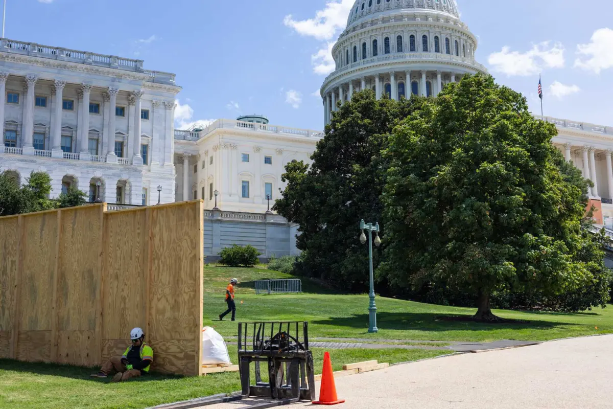 Junto ao Capitólio já decorrem as obras para a cerimónia de tomada de posse do próximo presidente dos EUA, em janeiro de 2025