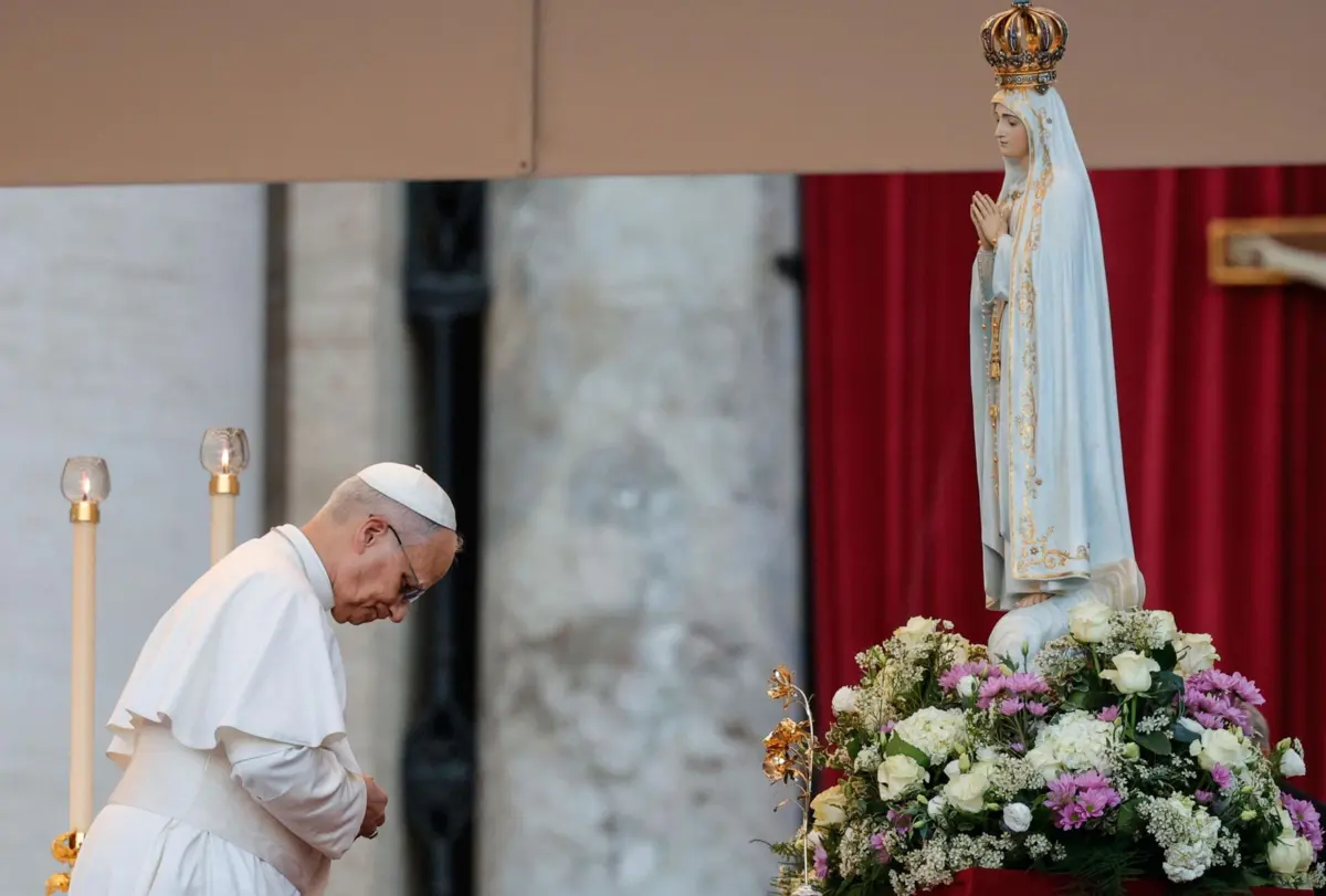 Papa faz apelo à paz junto à imagem da Virgem de Fátima na Praça de São Pedro