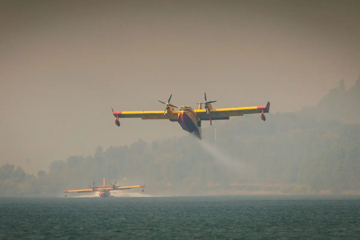 Aviões Canadair envolvidos no combate aos fogos no momento em que reabastecem
