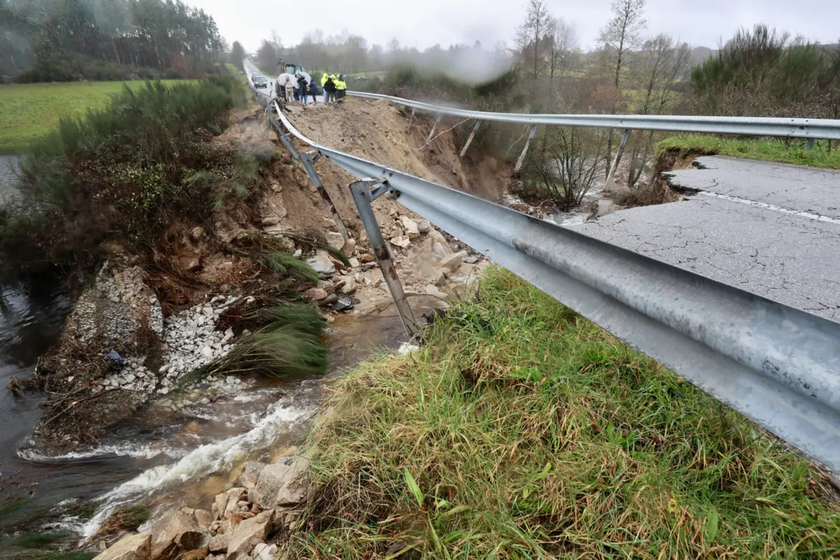 Parte da Estrada Nacional 329 foi arrastada com a violência das águas da ribeira em Tarouca